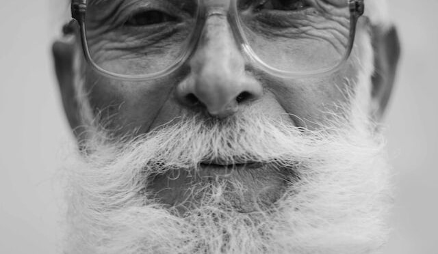 Hårtab hos mandlig seniorer – Hvad skyldes det og hvordan kan det behandles?