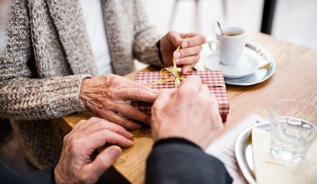 Gave til bedsteforældre – Hvordan finder man den perfekte gave?